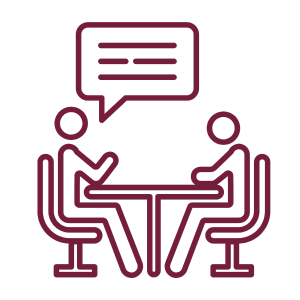 UN GRUPO DE PERSONAS TRABAJA EN UNA MESA DE ESTUDIO